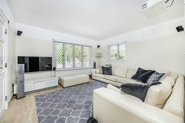 Limes Avenue, Mill Hill, NW7